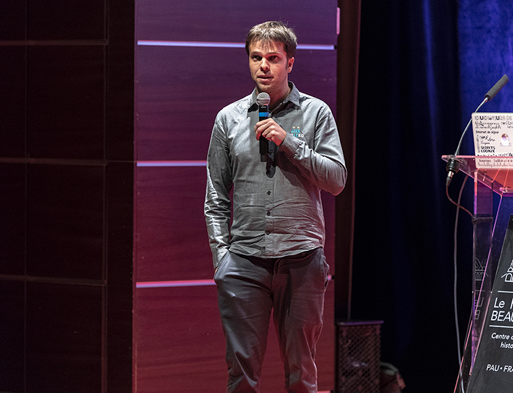 Thibaut Loubère sur scène lors d'une conférence