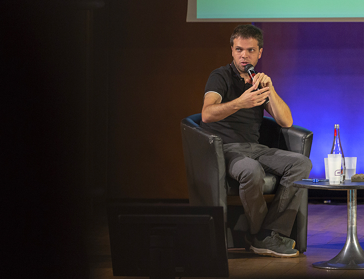 Thibaut Loubère en interview assis sur scène
