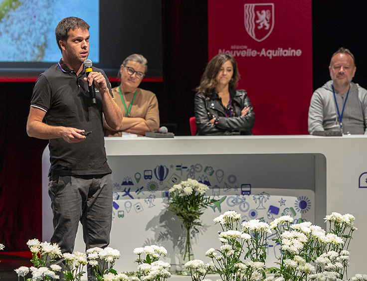 Thibaut Loubère en intervention devant des officiels de la région Nouvelle-Aquitaine